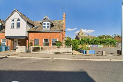 4 bedroom link detached house for sale