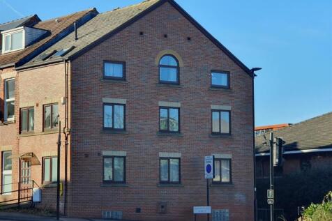 8 bedroom end of terrace house for sale