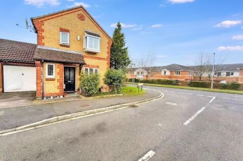 Lorimer Close, Bushmead, Luton... 3 bed link detached house for sale