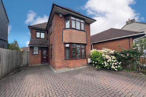 Waller Avenue, Luton, Beds, LU4 9RR 4 bed detached house for sale