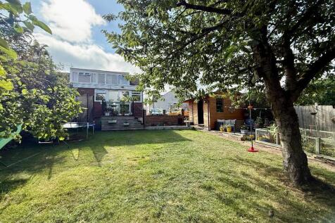 The Furrows, Warden Hills, Luton... 4 bed bungalow for sale