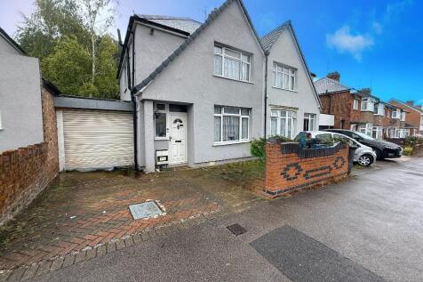St Mildreds Avenue, Saints, Luton... 3 bed semi