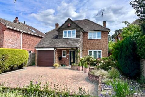 Guildford Road, Fleet, Hampshire, GU51 3 bed detached house for sale