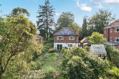 Church Avenue, Farnborough... 3 bed detached house for sale