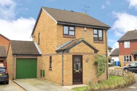 Yew Tree Close, Farnborough... 3 bed detached house for sale