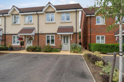Kings Court, West End, Woking... 2 bed semi