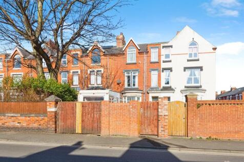 4 bedroom end of terrace house for sale