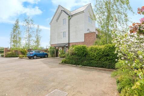 4 bedroom end of terrace house for sale