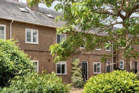 Tring Station, Tring, Hertfordshire HP23 4 bed terraced house for sale