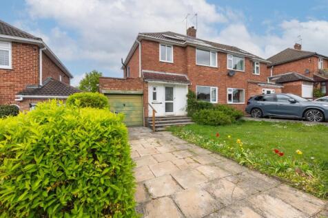 Stirling Avenue, Royal Leamington Spa 3 bed semi