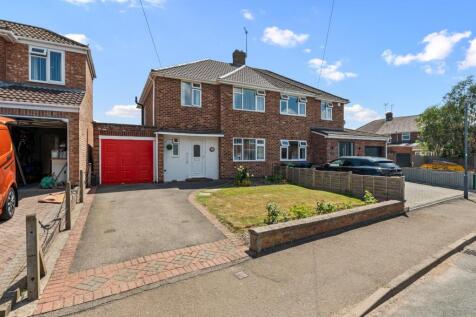 Balmoral Way, Royal Leamington Spa 3 bed semi