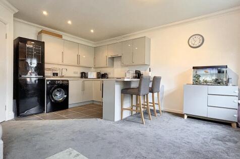 Brighton Road, Coulsdon CR5 2 bed ground floor flat for sale
