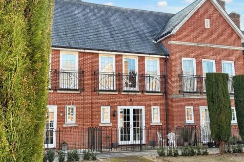 The Village Square, Coulsdon CR5 2 bed terraced house for sale