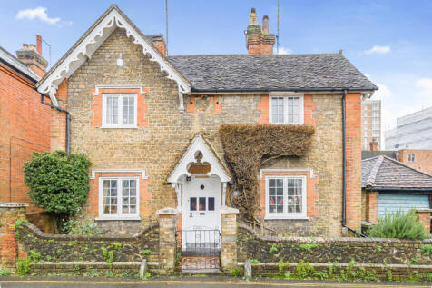 Bury Fields, Surrey GU2 3 bed detached house for sale