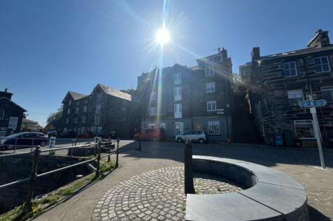 Corn Hill, Porthmadog 2 bed flat for sale