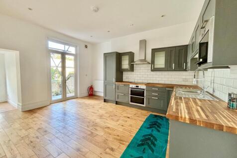 8 bedroom semi-detached house for sale