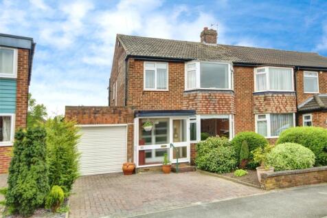 St. Aidans Crescent, Crossgate Moor... 3 bed semi