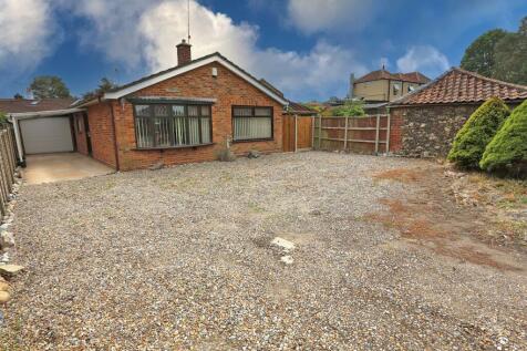 Old Road, Acle, NR13 3 bed detached bungalow for sale