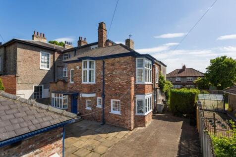 6 bedroom semi-detached house for sale