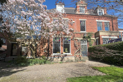 6 bedroom semi-detached house for sale