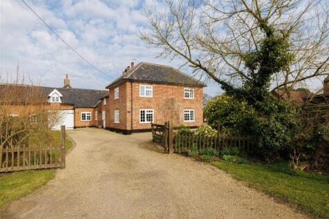 London Road, Beccles NR34 4 bed link detached house for sale