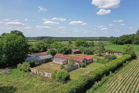 High Bridgham Road, Norwich NR16 5 bed barn conversion for sale