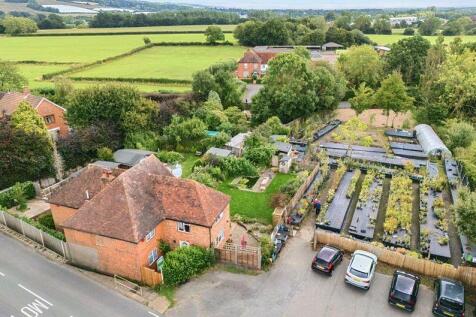 Maidstone Road, Nettlestead 3 bed semi