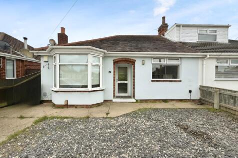 Croxby Avenue, Lincolnshire DN33 2 bed bungalow for sale