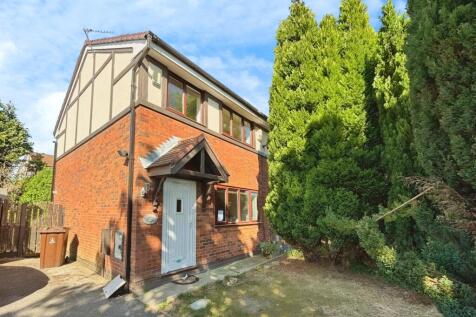 Queenhill Drive, Greater Manchester SK14 3 bed semi