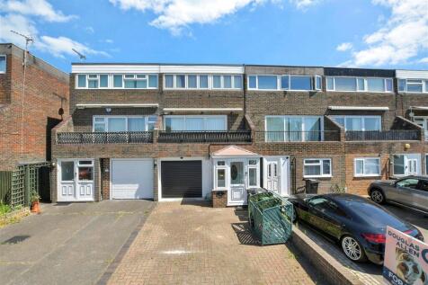 Spains Hall Place, Basildon, Essex 4 bed townhouse for sale