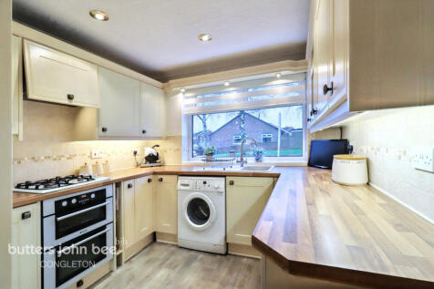 2 bedroom semi-detached bungalow for sale