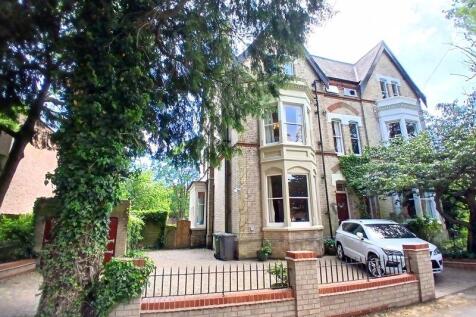 5 bedroom semi-detached house for sale