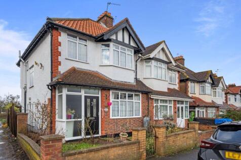 St. Philips Avenue, Worcester Park 3 bed semi