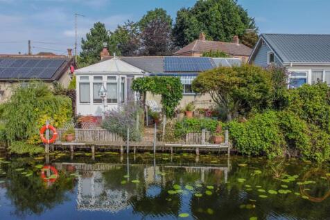 2 bedroom detached bungalow for sale