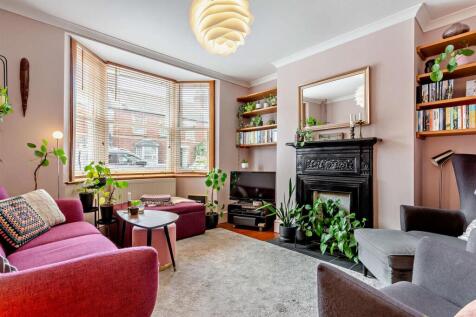 Central Cirencester 2 bed townhouse for sale