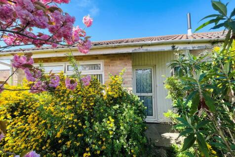 2 bedroom semi-detached bungalow for sale