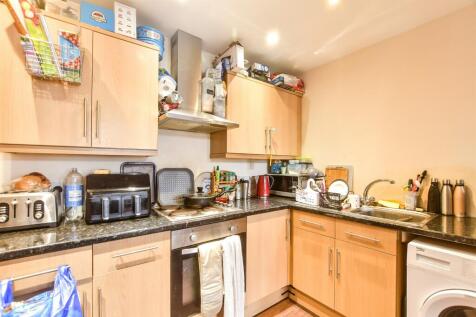 High Street, Horley, Surrey 1 bed flat for sale