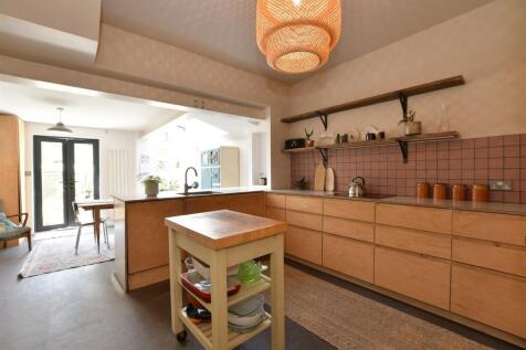 4 bedroom end of terrace house for sale