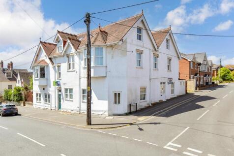 Ward Road, Totland Bay, Isle of Wight 1 bed ground floor maisonette for sale