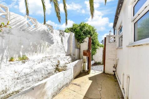 1 bedroom ground floor maisonette for sale