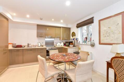 2 bedroom ground floor flat for sale