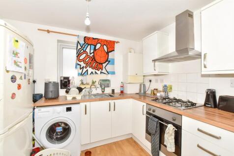 Bradstone Avenue, Folkestone, Kent 2 bed ground floor flat for sale