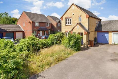 3 bedroom link detached house for sale