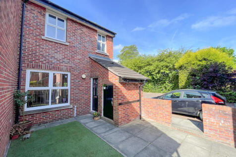 Springbank Court, Woodley 3 bed end of terrace house for sale