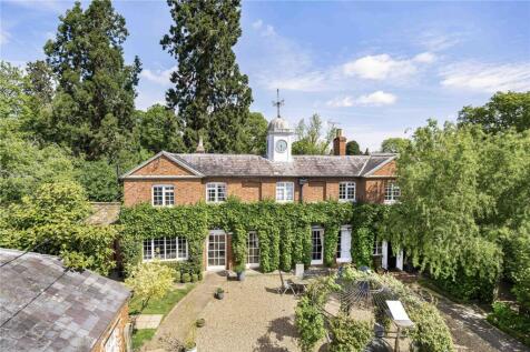 The Avenue, Flore, Northamptonshire, NN7 5 bed detached house for sale