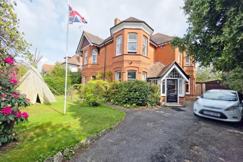 6 bedroom detached house for sale