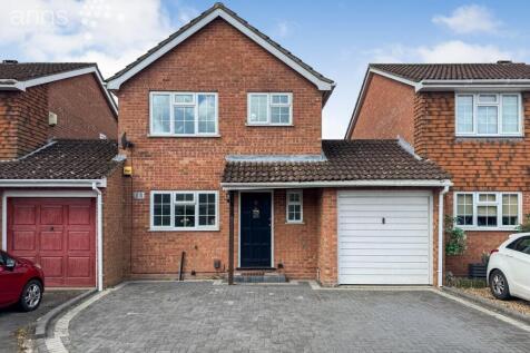 3 bedroom link detached house for sale