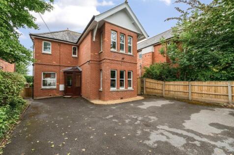 Grove Avenue, Yeovil 3 bed detached house for sale