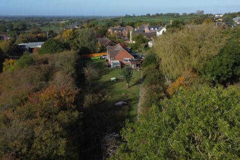 School Hill, Brinkworth, SN15 2 bed detached bungalow for sale