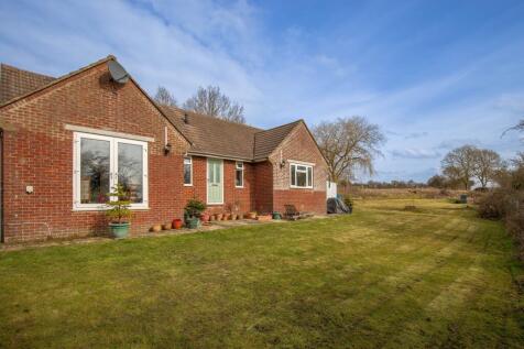 School Hill, Brinkworth, SN15 2 bed detached bungalow for sale